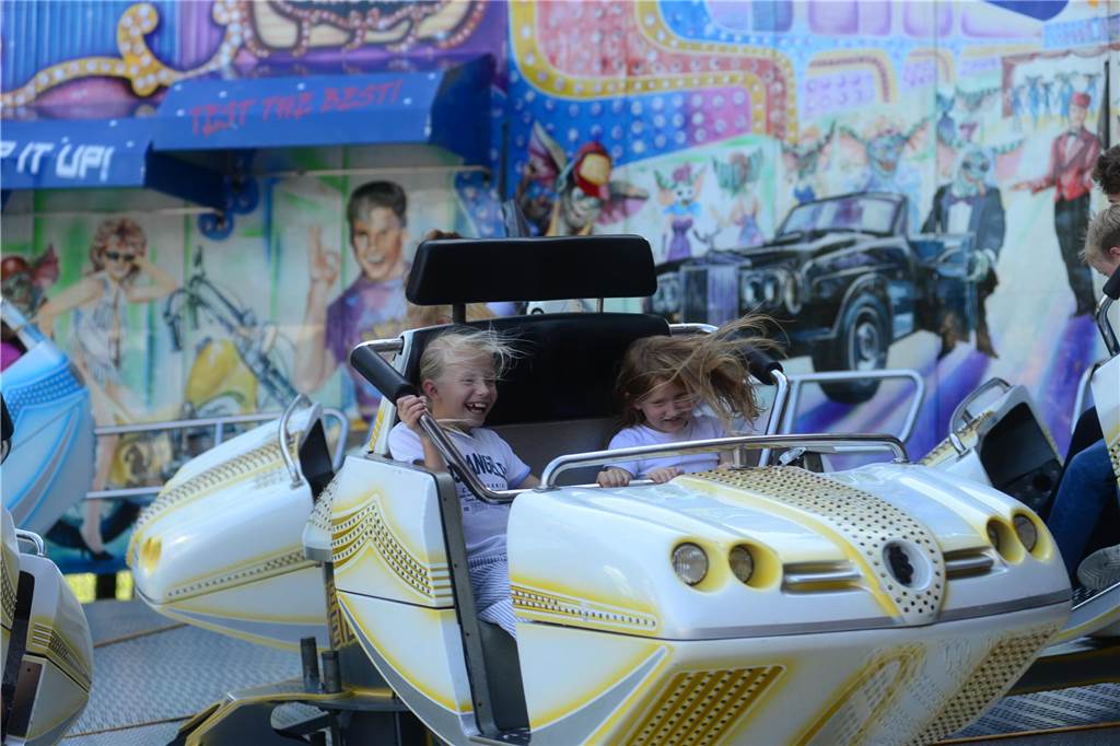 Hoch in die Luft oder schnell im Kreis - die Besucher der Ahauser Kirmes haben bei zahlreichen Fahrgeschäften die Auswahl. Die Kirmes ist auch noch am Sonntag, 8. September, und Montag, 9. September, geöffnet.