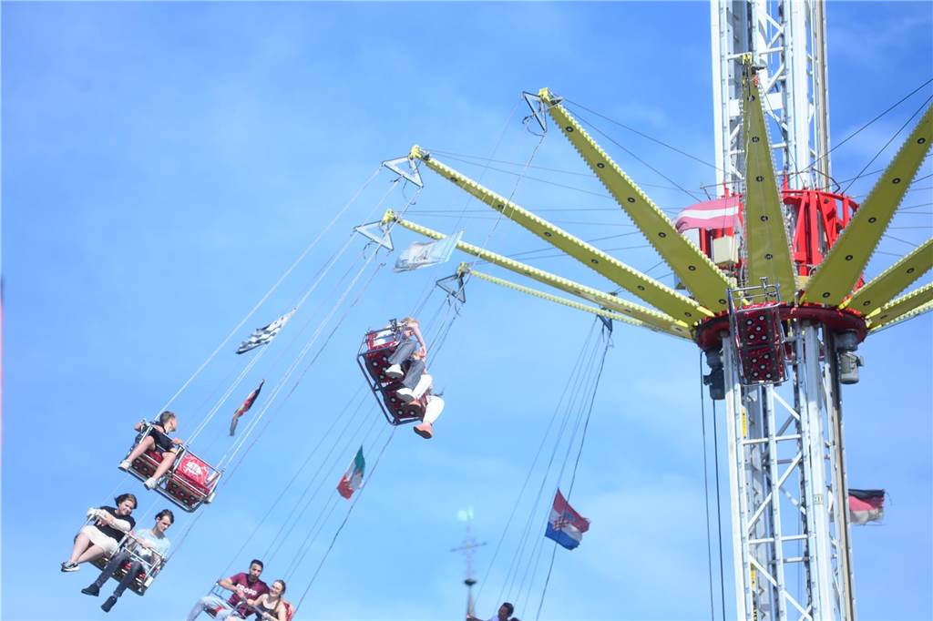 Hoch in die Luft oder schnell im Kreis - die Besucher der Ahauser Kirmes haben bei zahlreichen Fahrgeschäften die Auswahl. Die Kirmes ist auch noch am Sonntag, 8. September, und Montag, 9. September, geöffnet.