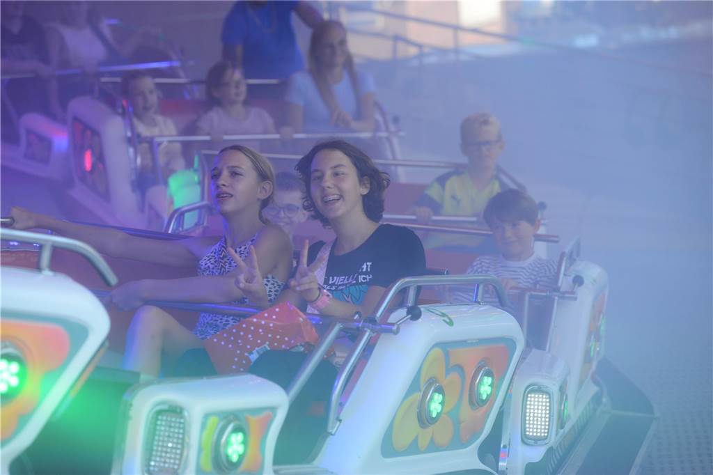 Hoch in die Luft oder schnell im Kreis - die Besucher der Ahauser Kirmes haben bei zahlreichen Fahrgeschäften die Auswahl. Die Kirmes ist auch noch am Sonntag, 8. September, und Montag, 9. September, geöffnet.