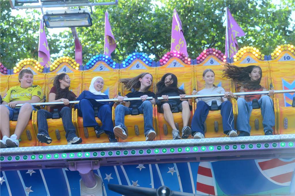 Hoch in die Luft oder schnell im Kreis - die Besucher der Ahauser Kirmes haben bei zahlreichen Fahrgeschäften die Auswahl. Die Kirmes ist auch noch am Sonntag, 8. September, und Montag, 9. September, geöffnet.