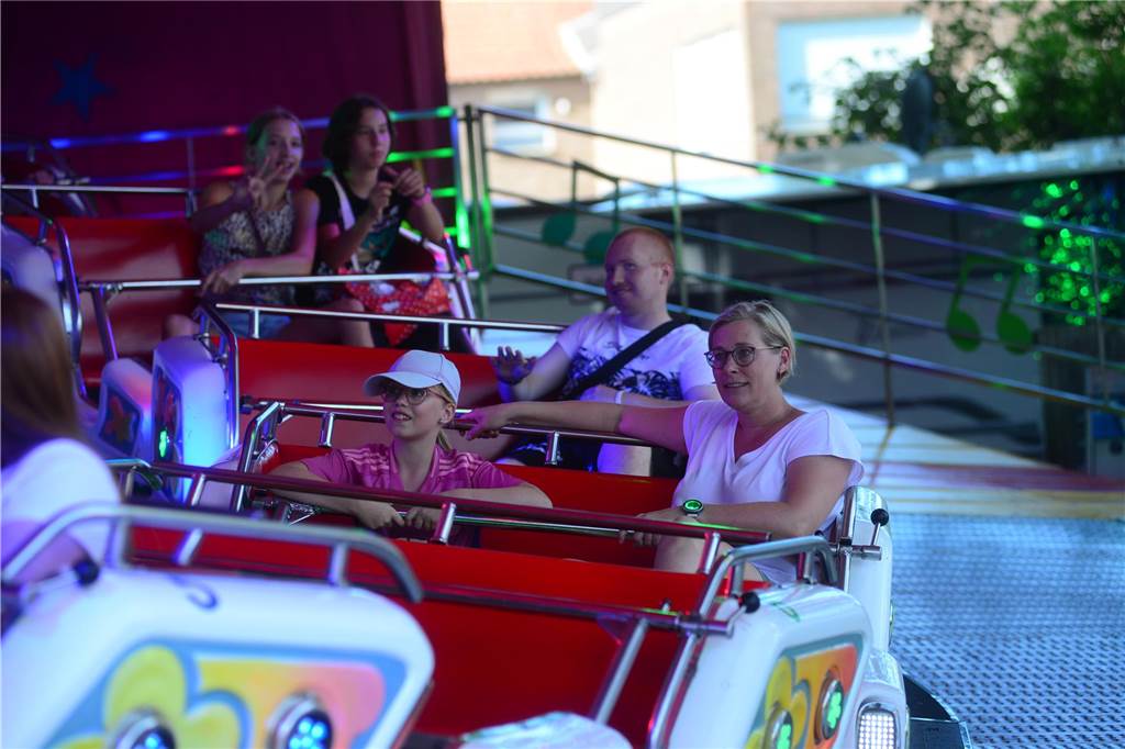 Hoch in die Luft oder schnell im Kreis - die Besucher der Ahauser Kirmes haben bei zahlreichen Fahrgeschäften die Auswahl. Die Kirmes ist auch noch am Sonntag, 8. September, und Montag, 9. September, geöffnet.