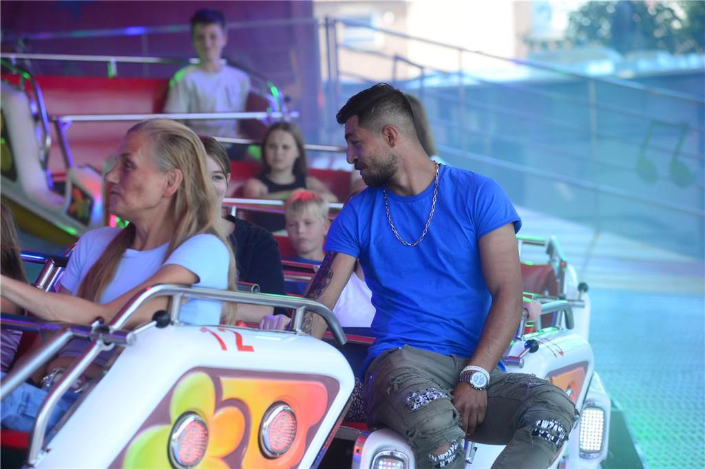 Hoch in die Luft oder schnell im Kreis - die Besucher der Ahauser Kirmes haben bei zahlreichen Fahrgeschäften die Auswahl. Die Kirmes ist auch noch am Sonntag, 8. September, und Montag, 9. September, geöffnet.