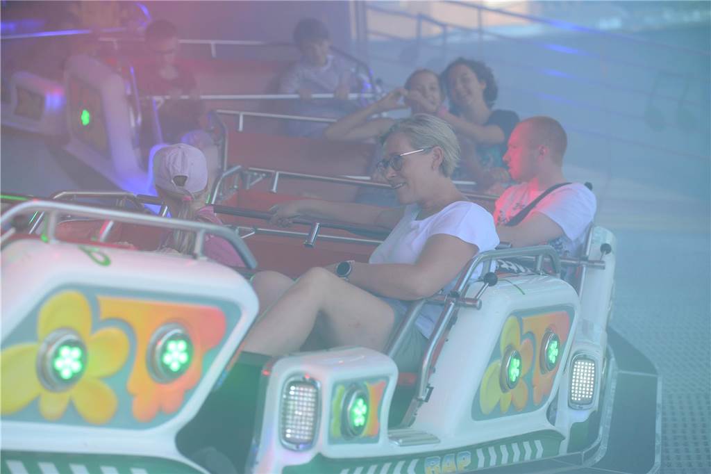 Hoch in die Luft oder schnell im Kreis - die Besucher der Ahauser Kirmes haben bei zahlreichen Fahrgeschäften die Auswahl. Die Kirmes ist auch noch am Sonntag, 8. September, und Montag, 9. September, geöffnet.
