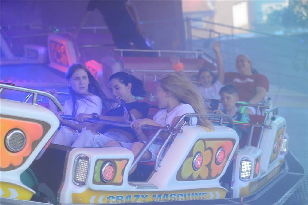 Hoch in die Luft oder schnell im Kreis - die Besucher der Ahauser Kirmes haben bei zahlreichen Fahrgeschäften die Auswahl. Die Kirmes ist auch noch am Sonntag, 8. September, und Montag, 9. September, geöffnet.