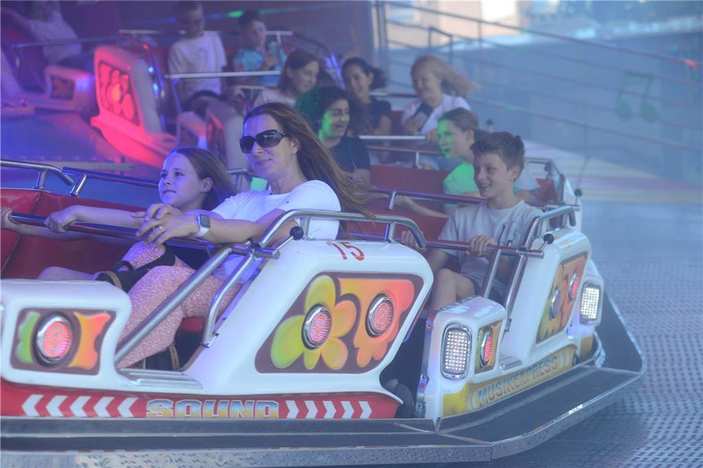 Hoch in die Luft oder schnell im Kreis - die Besucher der Ahauser Kirmes haben bei zahlreichen Fahrgeschäften die Auswahl. Die Kirmes ist auch noch am Sonntag, 8. September, und Montag, 9. September, geöffnet.