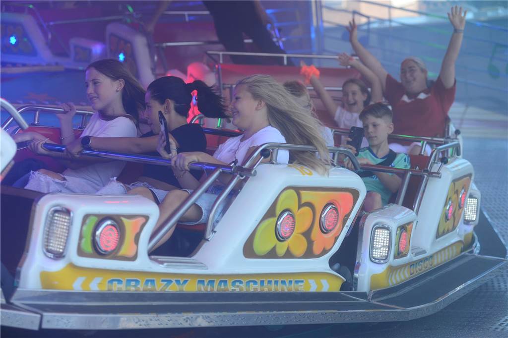 Hoch in die Luft oder schnell im Kreis - die Besucher der Ahauser Kirmes haben bei zahlreichen Fahrgeschäften die Auswahl. Die Kirmes ist auch noch am Sonntag, 8. September, und Montag, 9. September, geöffnet.