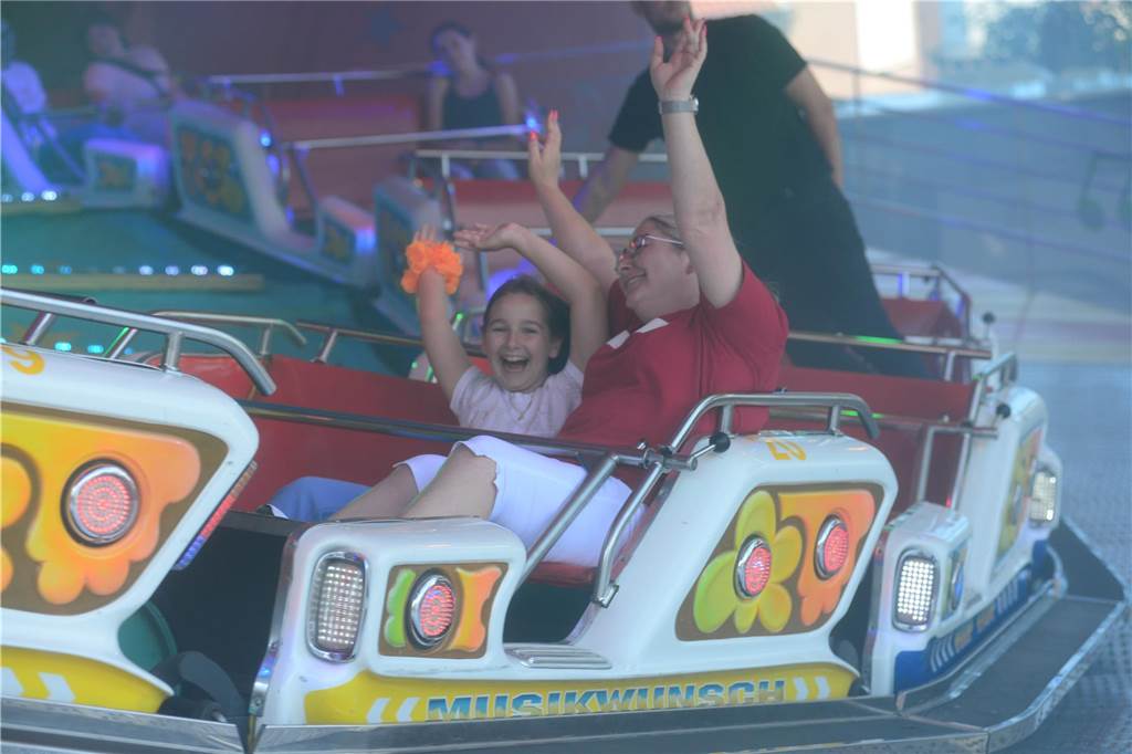 Hoch in die Luft oder schnell im Kreis - die Besucher der Ahauser Kirmes haben bei zahlreichen Fahrgeschäften die Auswahl. Die Kirmes ist auch noch am Sonntag, 8. September, und Montag, 9. September, geöffnet.