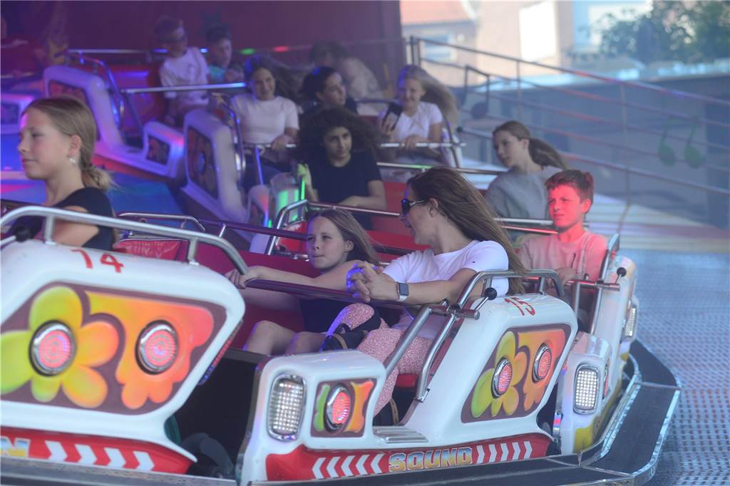 Hoch in die Luft oder schnell im Kreis - die Besucher der Ahauser Kirmes haben bei zahlreichen Fahrgeschäften die Auswahl. Die Kirmes ist auch noch am Sonntag, 8. September, und Montag, 9. September, geöffnet.