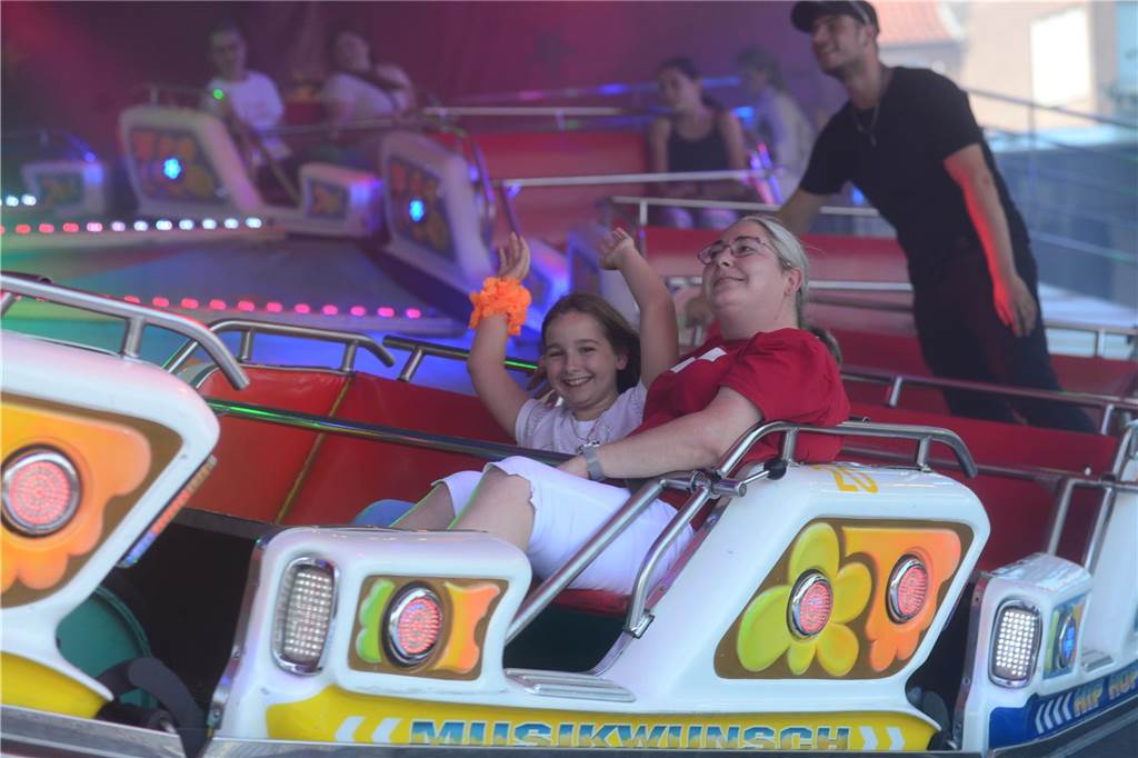 Hoch in die Luft oder schnell im Kreis - die Besucher der Ahauser Kirmes haben bei zahlreichen Fahrgeschäften die Auswahl. Die Kirmes ist auch noch am Sonntag, 8. September, und Montag, 9. September, geöffnet.