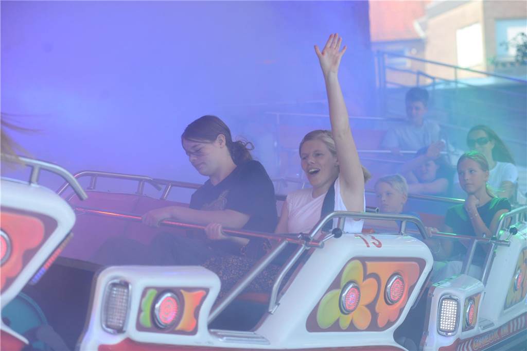Hoch in die Luft oder schnell im Kreis - die Besucher der Ahauser Kirmes haben bei zahlreichen Fahrgeschäften die Auswahl. Die Kirmes ist auch noch am Sonntag, 8. September, und Montag, 9. September, geöffnet.