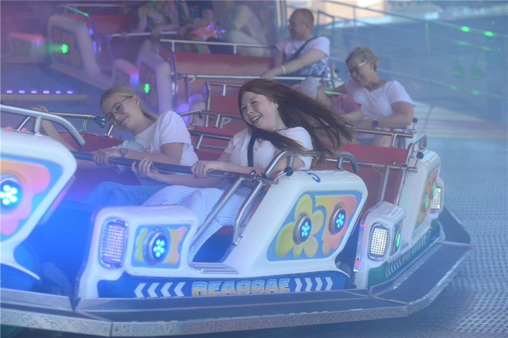 Hoch in die Luft oder schnell im Kreis - die Besucher der Ahauser Kirmes haben bei zahlreichen Fahrgeschäften die Auswahl. Die Kirmes ist auch noch am Sonntag, 8. September, und Montag, 9. September, geöffnet.