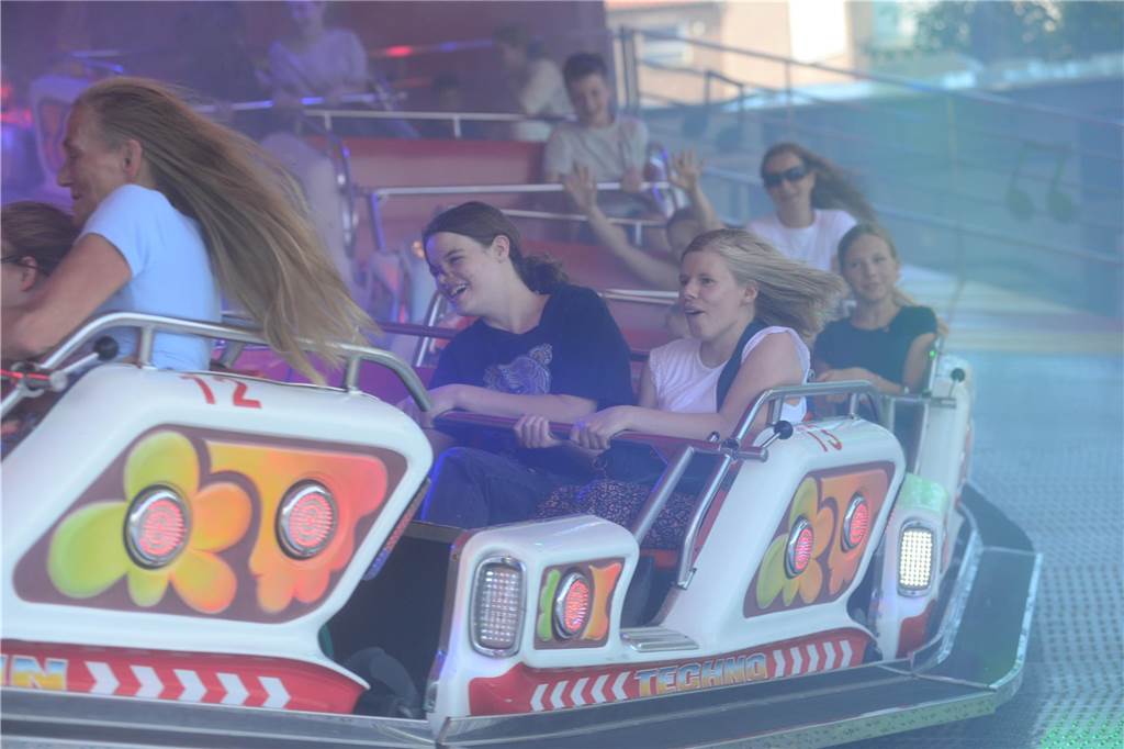 Hoch in die Luft oder schnell im Kreis - die Besucher der Ahauser Kirmes haben bei zahlreichen Fahrgeschäften die Auswahl. Die Kirmes ist auch noch am Sonntag, 8. September, und Montag, 9. September, geöffnet.