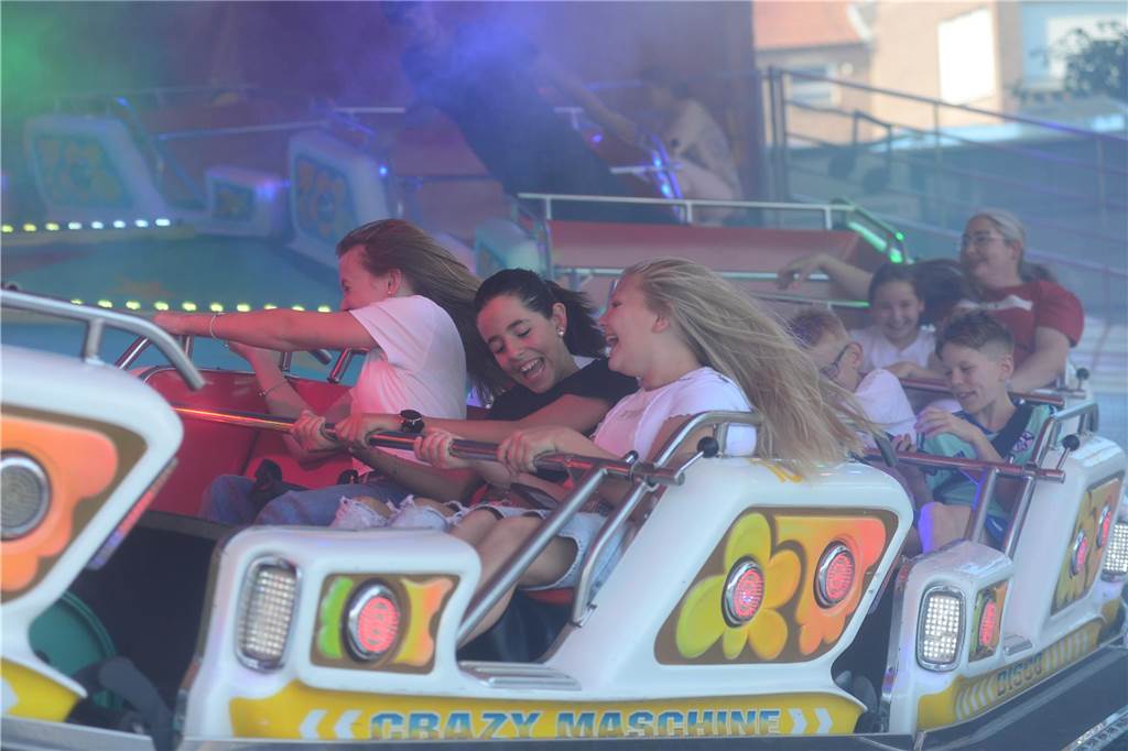 Hoch in die Luft oder schnell im Kreis - die Besucher der Ahauser Kirmes haben bei zahlreichen Fahrgeschäften die Auswahl. Die Kirmes ist auch noch am Sonntag, 8. September, und Montag, 9. September, geöffnet.