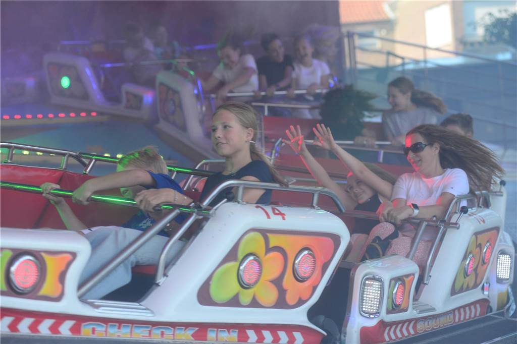 Hoch in die Luft oder schnell im Kreis - die Besucher der Ahauser Kirmes haben bei zahlreichen Fahrgeschäften die Auswahl. Die Kirmes ist auch noch am Sonntag, 8. September, und Montag, 9. September, geöffnet.