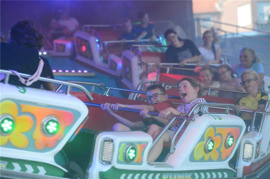 Hoch in die Luft oder schnell im Kreis - die Besucher der Ahauser Kirmes haben bei zahlreichen Fahrgeschäften die Auswahl. Die Kirmes ist auch noch am Sonntag, 8. September, und Montag, 9. September, geöffnet.