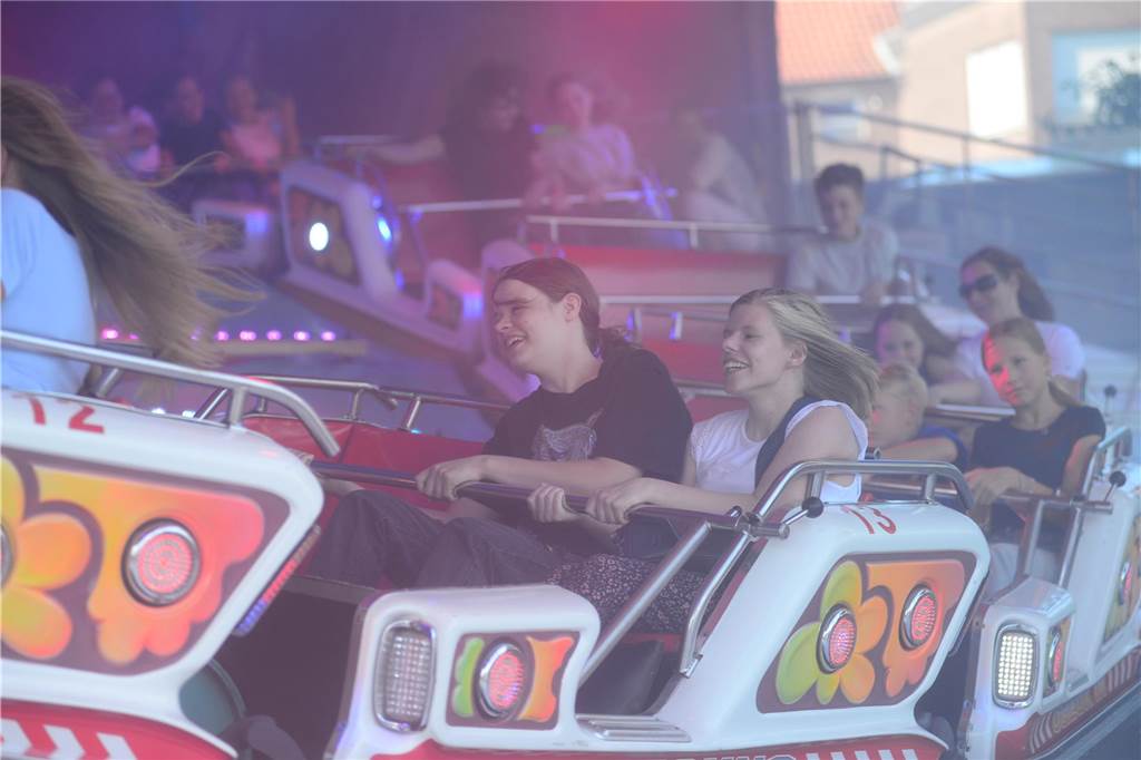 Hoch in die Luft oder schnell im Kreis - die Besucher der Ahauser Kirmes haben bei zahlreichen Fahrgeschäften die Auswahl. Die Kirmes ist auch noch am Sonntag, 8. September, und Montag, 9. September, geöffnet.