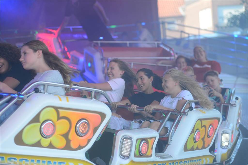 Hoch in die Luft oder schnell im Kreis - die Besucher der Ahauser Kirmes haben bei zahlreichen Fahrgeschäften die Auswahl. Die Kirmes ist auch noch am Sonntag, 8. September, und Montag, 9. September, geöffnet.