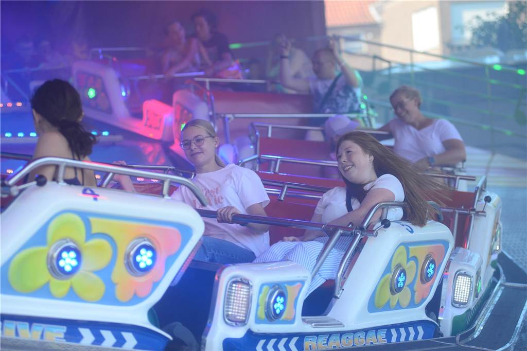 Hoch in die Luft oder schnell im Kreis - die Besucher der Ahauser Kirmes haben bei zahlreichen Fahrgeschäften die Auswahl. Die Kirmes ist auch noch am Sonntag, 8. September, und Montag, 9. September, geöffnet.