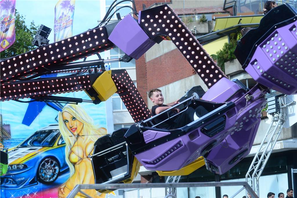 Hoch in die Luft oder schnell im Kreis - die Besucher der Ahauser Kirmes haben bei zahlreichen Fahrgeschäften die Auswahl. Die Kirmes ist auch noch am Sonntag, 8. September, und Montag, 9. September, geöffnet.