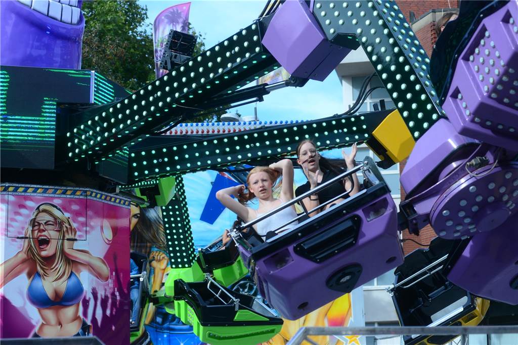 Hoch in die Luft oder schnell im Kreis - die Besucher der Ahauser Kirmes haben bei zahlreichen Fahrgeschäften die Auswahl. Die Kirmes ist auch noch am Sonntag, 8. September, und Montag, 9. September, geöffnet.
