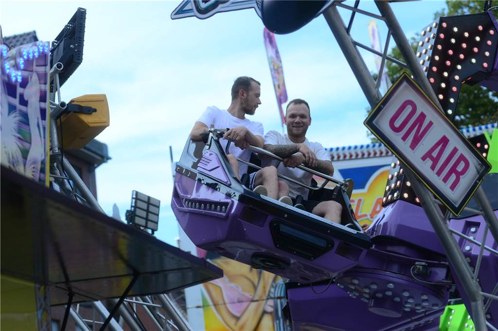 Hoch in die Luft oder schnell im Kreis - die Besucher der Ahauser Kirmes haben bei zahlreichen Fahrgeschäften die Auswahl. Die Kirmes ist auch noch am Sonntag, 8. September, und Montag, 9. September, geöffnet.