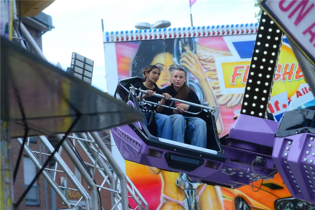 Hoch in die Luft oder schnell im Kreis - die Besucher der Ahauser Kirmes haben bei zahlreichen Fahrgeschäften die Auswahl. Die Kirmes ist auch noch am Sonntag, 8. September, und Montag, 9. September, geöffnet.