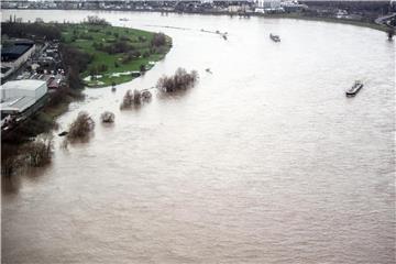 Hoch steht am 05.01.2018 in Düsseldorf das Wasser im Rhein. Foto: Federico Gambarini