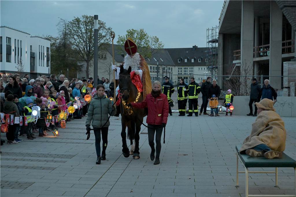 St. Martin sitzt auf einem Pferd