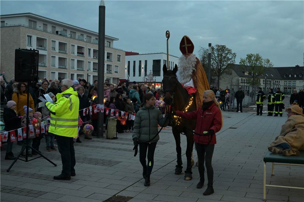 St. Martin sitzt auf einem Pferd