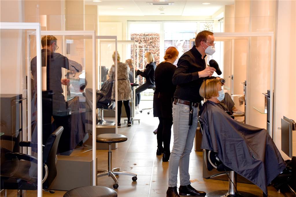 Friseure sind überglücklich über den Neustart nach dem Lockdown Hochbetrieb im Friseursalon: Bei Honekamp in Ahaus ist im Moment so gut wie kein Termin mehr frei. Das Unternehmen hat zusätzliche Räume eingerichtet, um den Ansturm zu bewältigen.