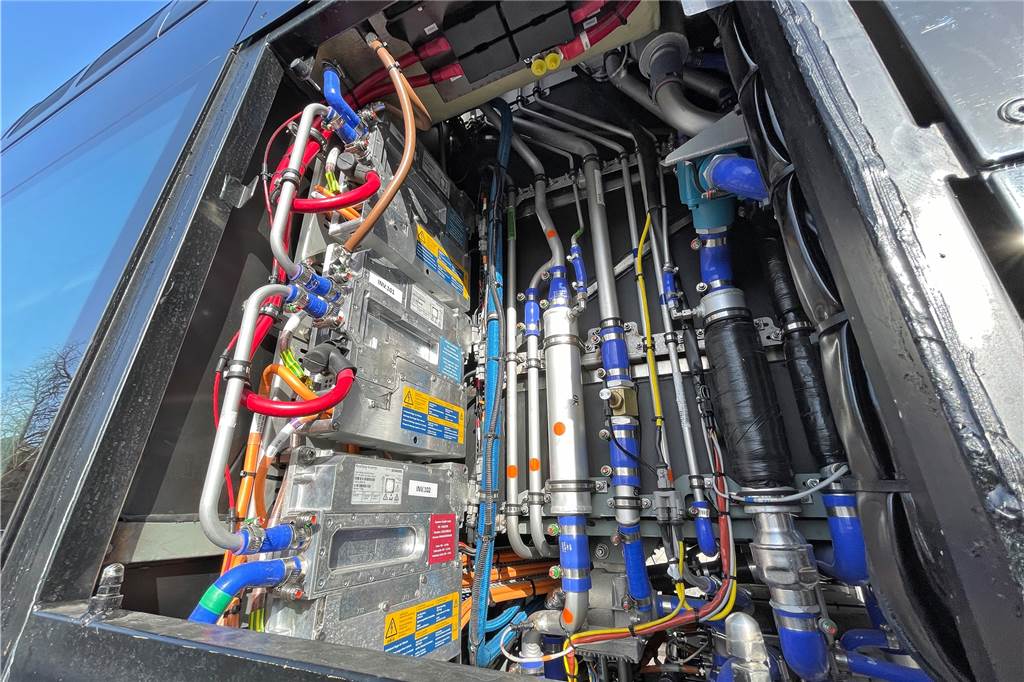 Warum ein Wasserstoffbus mit dem Motor der Wirtschaft fährt Hochdruckleitungen für den Wasserstoff und Kühlsysteme für die Brennstoffzelle: Die Technik im Bus sieht selbst für den Blick eines Laien anders aus als ein Verbrennungsmotor.