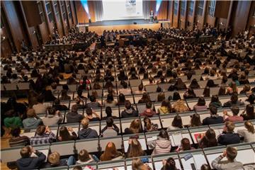 Hochschulen dürfen Studierende nur dann zur Teilnahme an Lehrveranstaltungen verpflichten, wenn sie klar definieren, wie oft man fehlen darf und welche Regeln bei Krankheit gelten. Foto: Rolf Vennenbernd