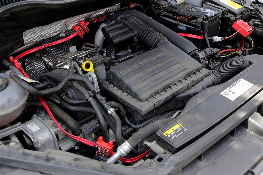 Hochspannungs-Ultraschall Geräte (rote Kabel) helfen gegen Marderbisse im Auto.