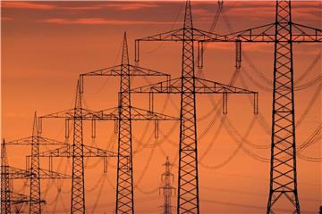 Hochspannungsleitung in Niedersachsen: Schleppender und teurer Netzausbau ist ein Lieblingsthema der Kritiker der Energiewende. Foto: Julian Stratenschulte