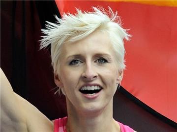 Hochspringerin Ariane Friedrich läuft beim ISTAF in Berlin mit der Deutschlandfahne durchs Stadion.