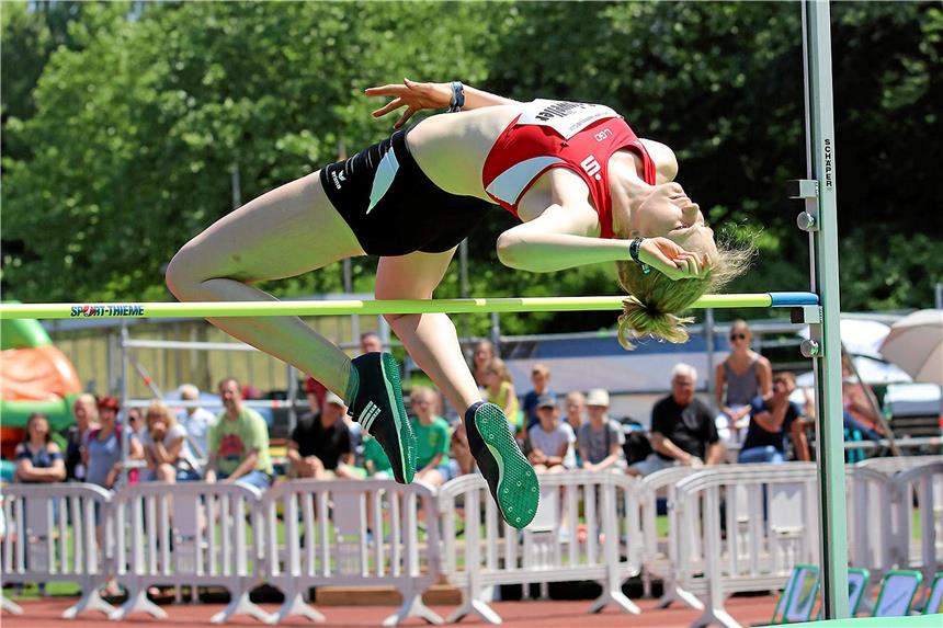 Leichtathletin ist auf dem Sprung zu neuen Höhen Hochspringerin Kerstin Geisweller von der LG Olympia fliegt nach zweijähriger Verletzungspause wieder über die Latte. Mit ihrer Trainingspartnerin Christina Honsel startet sie am Wochenende bei der U23-DM in Heilbronn.