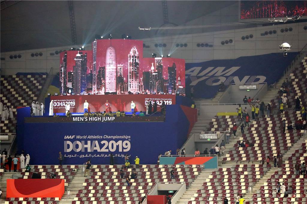 Bernhard Bußmann: „Eine WM sollte man nicht in so ein Land geben“ Hochsprung-Siegerehrung: Mutaz Essa Barshim aus Katar steht auf dem Podium mit Michail Akimenko und Ilja Iwanjuk, beide aus Russland, bevor die Siegerehrung verschoben wurde, da das Stadion fast komplett leer war.