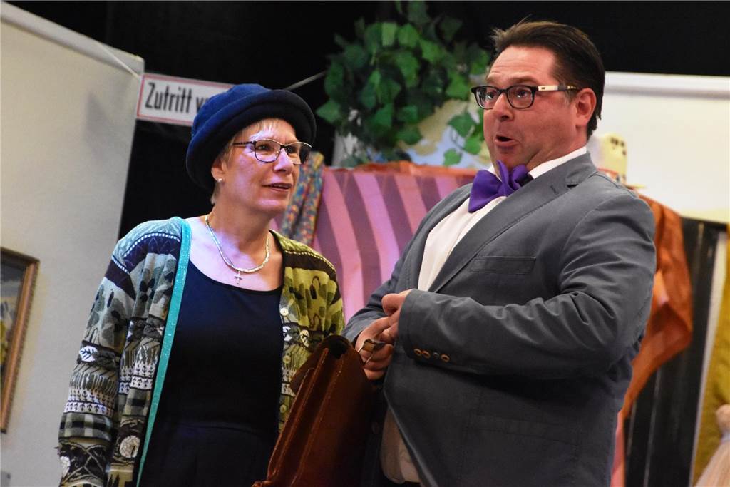 Hochstapler Achim Berger (David Scheffler) und seine treu ergebene Assistentin Fräulein Emma. (Ute Rehkopp)