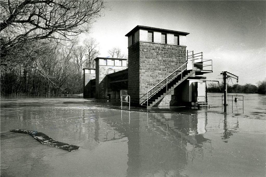 Hochwasser an der Lippe am Wehr in Beckinghausen um 1990