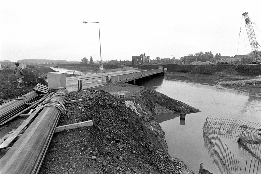 Hochwasser an der Seseke im Bereich der alten Brücke nahe der Preußenstraße