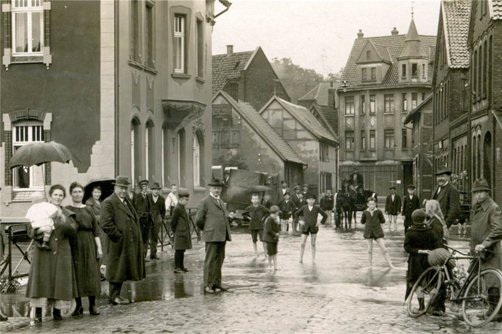 Horne-Katastrophen: Es liegt erst 50 Jahre zurück, dass die Horne halb Werne überflutete Hochwasser in der Burgstraße in den Zwanziger Jahren. Links das Wohnhaus des ehemaligen Bauunternehmers Kortmann, ab 1938 Reuter, heute die Ausgabestelle der Tafel und Flüchlingsbüro.