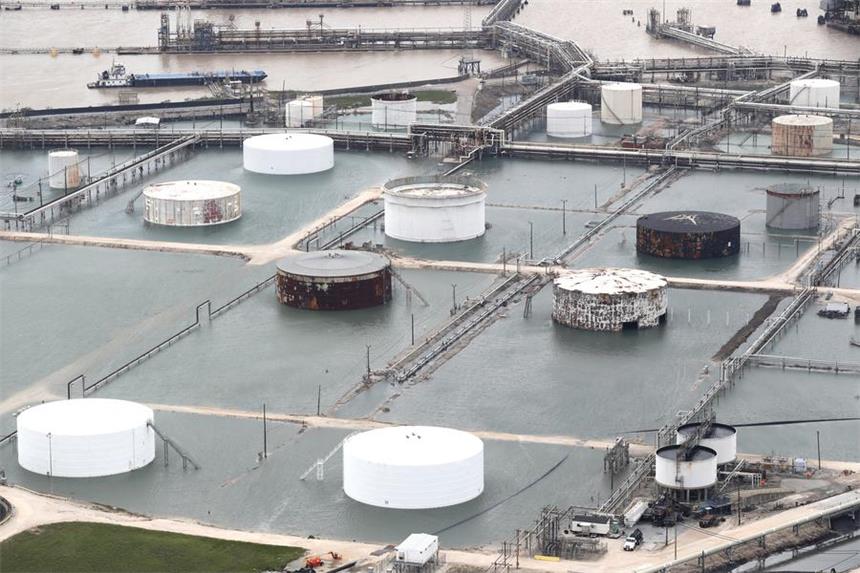 Fluten in Texas: Lage bleibt angespannt Hochwasser in Folge von Tropensturm «Harvey» hat am 30.08.2017 in Pasadena, Texas (USA) eine petrochemische Anlage überflutet. Foto: Brett Coomer/Houston Chronicle/AP/dpa +++(c) dpa - Bildfunk+++ |