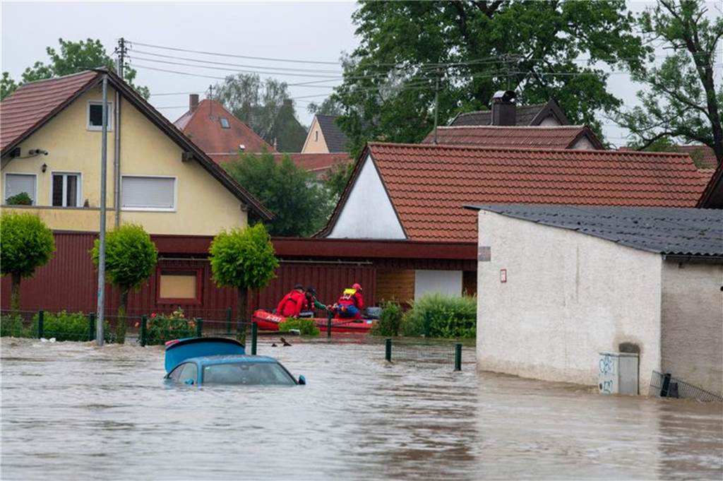 Hochwasser im Süden steigt: Warnung vor heftigen Überschwemmungen Überflutete Straße.