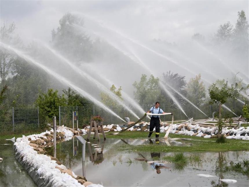 Hochwasser in Niedersachsen: Entspannung oder nur Pause? Hochwasser wird in Wolfenbüttel abgepumpt. Die Nacht in der niedersächsischen Stadt blieb Einsatzkräften zufolge ruhig. Foto: Swen Pförtner