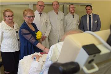 Hochzeit auf der Intensivstation in der Klinik am Park: Es gratulieren die Tochter der Braut (v.l), sowie Prof. Björn Ellger, Direktor Anästhesiologie des Klinikums Westfalen, Dr. Burkhard Thiel, Chefarzt der Thoraxchirurgie und Leiter des Lungenfachzentrums, Thilo Schwesinger, Leiter der Intensivstation und Klinikleiter Oliver Niggemann.