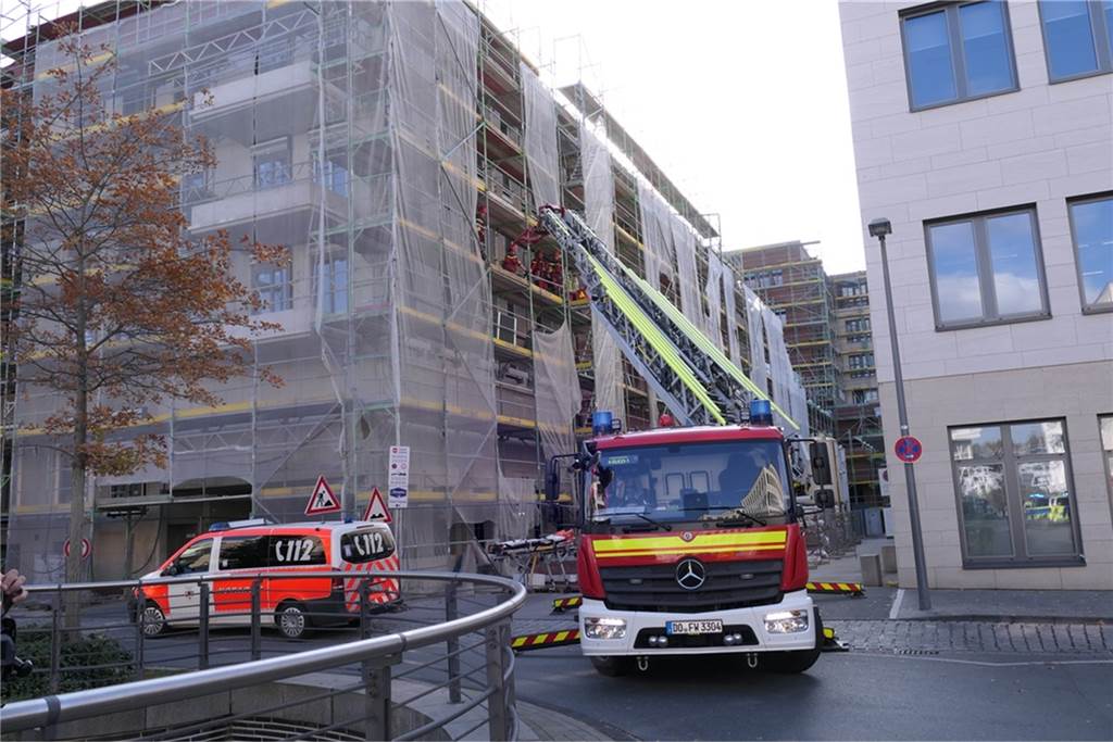 Unfall am Phoenix-See: Arbeiter stürzt vom Baugerüst mehrere Meter in die Tiefe Höhenretter laden den verletzten Bauarbeiter in den sogenannten Rescue Loader vor dem Gebäude.