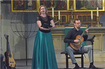 Höhepunkt des ersten Sommerkonzerts in der evangelischen Stadtkirche St. Georg waren drei berührende Arien aus der Oper Don Giovanni von Mozart. Dabei verkörperte Kirsten Wolke (l.) gesanglich die junge Bäuerin Zerlina und Stephan Wolke (r.) ihren eifersüchtigen Verlobten Masetto. Am Ende versöhnten sich beide und das Happy End war perfekt.