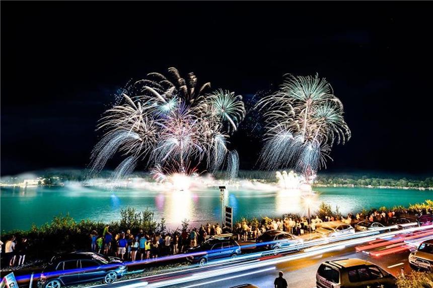 Reiseevents: Wiener Ostermärkte und Klopeiner See in Flammen Höhepunkt des Festes: Ein Feuerwerk taucht den Klopeiner See in Südkärnten in bunte Farben. Foto: Florian Mori/Klopeiner See/Südkärnten/dpa-tmn