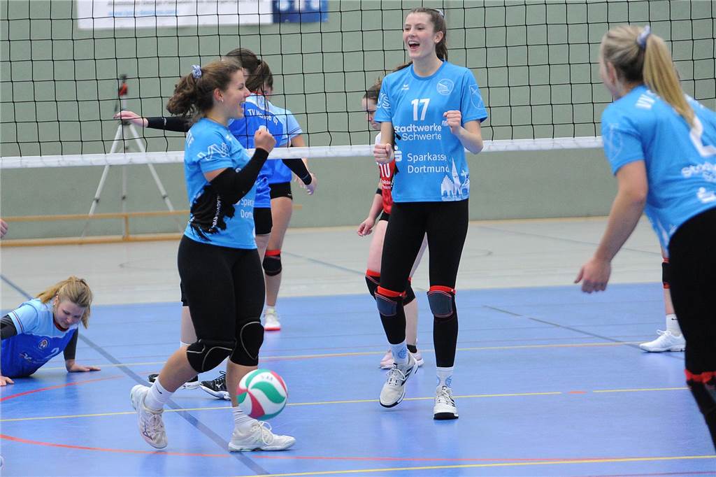 Zehnter Sieg im zehnten Spiel: Aber ein wichtiger Teil fehlt beim Heimspiel des VV Schwerte Spielerinnen des VV Schwerte feiern einen gewonnenen Punkt.