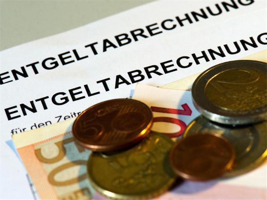 Arbeit wird in Deutschland schneller teurer Höhere Tarifgehälter und steigende Lohnnebenkosten verteuern den Faktor Arbeit in Deutschland. Foto: Arno Burgi